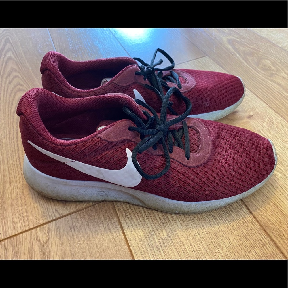Nike Tanjun sneakers maroon women’s 8.5